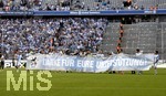 08.05.2016, Fussball 2.Bundesliga 2015/2016, 33.Spieltag, TSV 1860 Mnchen - SC Paderborn 07, in der Allianz-Arena Mnchen. Danke fr Eure Untersttzung! Die Lwenspieler nach dem Spiel mit dem Plakat fr die Fans.