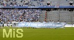 08.05.2016, Fussball 2.Bundesliga 2015/2016, 33.Spieltag, TSV 1860 Mnchen - SC Paderborn 07, in der Allianz-Arena Mnchen. Danke fr Eure Untersttzung! Die Lwenspieler nach dem Spiel mit dem Plakat fr die Fans.