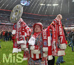 14.05.2016, Fussball 1.Bundesliga 2015/2016, 34.Spieltag, FC Bayern Mnchen - Hannover 96, in der Allianz-Arena Mnchen. der Fan feiert die deutsche Meisterschaft