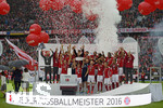 14.05.2016, Fussball 1.Bundesliga 2015/2016, 34.Spieltag, FC Bayern Mnchen - Hannover 96, in der Allianz-Arena Mnchen. Siegerehrung, Deutscher Meister FC Bayern Mnchen!  Philipp Lahm (FC Bayern Mnchen) stemmt die Meisterschale.