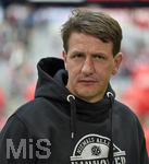 14.05.2016, Fussball 1.Bundesliga 2015/2016, 34.Spieltag, FC Bayern Mnchen - Hannover 96, in der Allianz-Arena Mnchen. Trainer Daniel Stendel (Hannover) nachdenklich.  