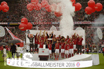 14.05.2016, Fussball 1.Bundesliga 2015/2016, 34.Spieltag, FC Bayern Mnchen - Hannover 96, in der Allianz-Arena Mnchen. Deutscher Meister! Philipp Lahm (FC Bayern Mnchen) prsentiert die Meisterschale. 