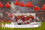 14.05.2016, Fussball 1.Bundesliga 2015/2016, 34.Spieltag, FC Bayern Mnchen - Hannover 96, in der Allianz-Arena Mnchen. Deutscher Meister Bayern feiert den Titel. Franck Ribery (FC Bayern Mnchen) stemmt die Schale in die Hhe.