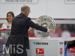 14.05.2016, Fussball 1.Bundesliga 2015/2016, 34.Spieltag, FC Bayern Mnchen - Hannover 96, in der Allianz-Arena Mnchen. Deutscher Meister Bayern feiert den Titel. die Schale wird trapiert,
