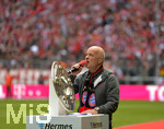 14.05.2016, Fussball 1.Bundesliga 2015/2016, 34.Spieltag, FC Bayern Mnchen - Hannover 96, in der Allianz-Arena Mnchen. Deutscher Meister Bayern feiert den Titel. Stefan Lehmann (Bayern Mnchen) mit der Meisterschale.