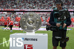 14.05.2016, Fussball 1.Bundesliga 2015/2016, 34.Spieltag, FC Bayern Mnchen - Hannover 96, in der Allianz-Arena Mnchen. Deutscher Meister Bayern feiert den Titel. Die Meisterschale wird vom Kameramann eingefangen.