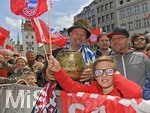 15.05.2016, Fussball 1.Bundesliga 2015/2016, FC Bayern Mnchen feiert die 26.Deutsche Meisterschaft am Rathausbalkon in Mnchen. Bayernfans.