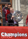 15.05.2016, Fussball 1.Bundesliga 2015/2016, FC Bayern Mnchen feiert die 26.Deutsche Meisterschaft am Rathausbalkon in Mnchen. Sebastian Rode (FC Bayern Mnchen) mit der Schale.