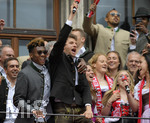 15.05.2016, Fussball 1.Bundesliga 2015/2016, FC Bayern Mnchen feiert die 26.Deutsche Meisterschaft am Rathausbalkon in Mnchen. v.li: David Alaba (FC Bayern Mnchen) und Thomas Mller (FC Bayern Mnchen) singen mit den Fans.