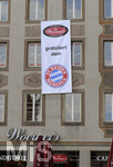 15.05.2016, Fussball 1.Bundesliga 2015/2016, FC Bayern Mnchen feiert die 26.Deutsche Meisterschaft am Rathausbalkon in Mnchen. Am Haus gegenber hngt eine Flagge: 