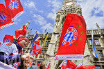 15.05.2016, Fussball 1.Bundesliga 2015/2016, FC Bayern Mnchen feiert die 26.Deutsche Meisterschaft am Rathausbalkon in Mnchen. Bayernfans feiern am Marienplatz ihre Mannschaft, Bayern-Flaggen wehen vor dem Rathaus.