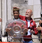 15.05.2016, Fussball 1.Bundesliga 2015/2016, FC Bayern Mnchen feiert die 26.Deutsche Meisterschaft am Rathausbalkon in Mnchen.      Kingsley Coman (Bayern Mnchen) stemmt stolz die Meisterschale. re: Stadionsprecher Stephan Lehmann streicht ihm durch seine Haare.