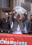 15.05.2016, Fussball 1.Bundesliga 2015/2016, FC Bayern Mnchen feiert die 26.Deutsche Meisterschaft am Rathausbalkon in Mnchen.      Franck Ribery (FC Bayern Mnchen) stemmt stolz die Meisterschale.