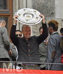 15.05.2016, Fussball 1.Bundesliga 2015/2016, FC Bayern Mnchen feiert die 26.Deutsche Meisterschaft am Rathausbalkon in Mnchen.      Arjen Robben (FC Bayern Mnchen) stemmt stolz die Meisterschale.