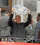 15.05.2016, Fussball 1.Bundesliga 2015/2016, FC Bayern Mnchen feiert die 26.Deutsche Meisterschaft am Rathausbalkon in Mnchen.      Arjen Robben (FC Bayern Mnchen) stemmt stolz die Meisterschale.