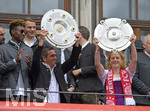 15.05.2016, Fussball 1.Bundesliga 2015/2016, FC Bayern Mnchen feiert die 26.Deutsche Meisterschaft am Rathausbalkon in Mnchen.      stemmt stolz die Meisterschale. v.li: Philipp Lahm (FC Bayern Mnchen) und Frauenfussball-Kapitn Melanie Behringer (FC Bayern).