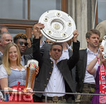 15.05.2016, Fussball 1.Bundesliga 2015/2016, FC Bayern Mnchen feiert die 26.Deutsche Meisterschaft am Rathausbalkon in Mnchen.      Philipp Lahm (FC Bayern Mnchen) stemmt stolz die Meisterschale.