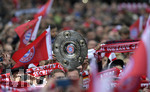 15.05.2016, Fussball 1.Bundesliga 2015/2016, FC Bayern Mnchen feiert die 26.Deutsche Meisterschaft am Rathausbalkon in Mnchen. Eine Kopie der Meisterschale.