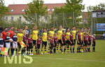 16.05.2016,  Fussball A-Jugend Bundesliga 2015/2016, TSV 1860 Mnchen - Borussia Dortmund, im Sportpark Heimstetten. Die Spieler der Dortmunder stellen sich auf.