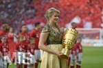 21.05.2016, Fussball DFB-Pokal 2015/16, Finale im Olympiastadion in Berlin, FC Bayern Mnchen - Borussia Dortmund, Natalie Geisenberger darf den Pokal tragen.