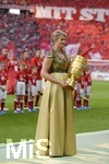 21.05.2016, Fussball DFB-Pokal 2015/16, Finale im Olympiastadion in Berlin, FC Bayern Mnchen - Borussia Dortmund, Natalie Geisenberger darf den Pokal tragen.
