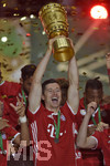 21.05.2016, Fussball DFB-Pokal 2015/16, Finale im Olympiastadion in Berlin, FC Bayern Mnchen - Borussia Dortmund, Robert Lewandowski (FC Bayern Mnchen)  stemmt den Pokal in die Hhe.