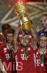 21.05.2016, Fussball DFB-Pokal 2015/16, Finale im Olympiastadion in Berlin, FC Bayern Mnchen - Borussia Dortmund, Arturo Vidal (FC Bayern Mnchen) stemmt den Pokal in die Hhe.
