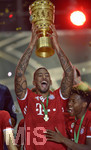 21.05.2016, Fussball DFB-Pokal 2015/16, Finale im Olympiastadion in Berlin, FC Bayern Mnchen - Borussia Dortmund, Jerome Boateng (FC Bayern Mnchen)   stemmt den Pokal in die Hhe.