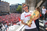 22.05.2016, Fussball DFB-Pokal 2015/16, nach dem siegreichen Finale in Berlin feiert der FC Bayern Mnchen den Gewinn des DFB-Pokals bei der Meisterfeier am Rathausbalkon in Mnchen. Thomas Mller (FC Bayern Mnchen) mit dem DFB-Pokal in der Hand.