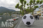 26.05.2016,  Fussball DFB-Nationalmannschaft, Vorbereitung zur EM-2016, Trainingslager in Ascona im Tessin (Schweiz). Stadtansichten, Promenade am See mit einem groen Plastik-Fussball.