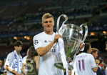 28.05.2016,  Fussball Champions-League Finale 2016, Real Madrid - Atletico Madrid, im Guiseppe Meazza Stadion in Mailand (Italien). Siegerehrung,  Toni Kroos (Real Madrid) lsst sich stolz mit dem Pokal fotografieren.  