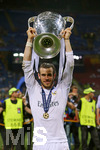 28.05.2016,  Fussball Champions-League Finale 2016, Real Madrid - Atletico Madrid, im Guiseppe Meazza Stadion in Mailand (Italien). Siegerehrung,  Gareth Bale (Real Madrid) lsst sich stolz mit dem Pokal fotografieren.