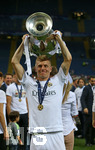 28.05.2016,  Fussball Champions-League Finale 2016, Real Madrid - Atletico Madrid, im Guiseppe Meazza Stadion in Mailand (Italien). Siegerehrung,  Toni Kroos (Real Madrid) lsst sich stolz mit dem Pokal fotografieren. 