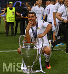 28.05.2016,  Fussball Champions-League Finale 2016, Real Madrid - Atletico Madrid, im Guiseppe Meazza Stadion in Mailand (Italien). Siegerehrung,  Christiano Ronaldo (Real Madrid) lsst sich stolz mit dem Pokal fotografieren.