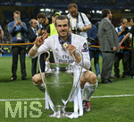 28.05.2016,  Fussball Champions-League Finale 2016, Real Madrid - Atletico Madrid, im Guiseppe Meazza Stadion in Mailand (Italien). Real Madrid feiert den Sieg im Champions League Finale und den Gewinn des Champions League Pokal. Gareth Bale (Real Madrid) 