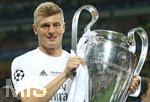 28.05.2016,  Fussball Champions-League Finale 2016, Real Madrid - Atletico Madrid, im Guiseppe Meazza Stadion in Mailand (Italien). Real Madrid feiert den Sieg im Champions League Finale und den Gewinn des Champions League Pokal. Toni Kroos (Real Madrid) 