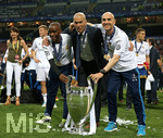 28.05.2016,  Fussball Champions-League Finale 2016, Real Madrid - Atletico Madrid, im Guiseppe Meazza Stadion in Mailand (Italien). Real Madrid feiert den Sieg im Champions League Finale und den Gewinn des Champions League Pokal , v.l. Co-Trainer Hamidou Msaidie (Real Madrid) , Trainer Zinedine Zidane (Real Madrid) und Co-Trainer David Bettoni (Real Madrid)