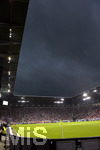 29.05.2016, Fussball Test-Lnderspiel, Deutschland - Slowakei, in der WWK-Arena Augsburg. Gewitterregen ber Augsburg sorgt fr eine lange Spielunterbrechung. Dunkle Wolken liegen bedrohlich ber dem Stadion.
