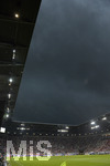 29.05.2016, Fussball Test-Lnderspiel, Deutschland - Slowakei, in der WWK-Arena Augsburg. Gewitterregen ber Augsburg sorgt fr eine lange Spielunterbrechung. Dunkle Wolken liegen bedrohlich ber dem Stadion.