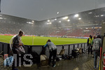 29.05.2016, Fussball Test-Lnderspiel, Deutschland - Slowakei, in der WWK-Arena Augsburg. Gewitterregen ber Augsburg sorgt fr eine lange Spielunterbrechung. Die Fotografen schtzen sich vor dem Regen.