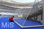 09.06.2016, Fussball EM-2016 Frankreich, Das Stade de France einen Tag vor dem Erffnungsspiel. Arbeiter bauen noch das Tor zusammen.