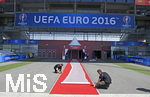 09.06.2016, Fussball EM-2016 Frankreich, Das Stade de France einen Tag vor dem Erffnungsspiel. Der rote Teppich zu den VIP-Tribnen wird gerade noch verlegt.
