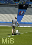 09.06.2016, Fussball EM-2016 Frankreich, Das Stade de France einen Tag vor dem Erffnungsspiel. Die Linien auf dem Platz werden gezogen.