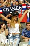 10.06.2016, Fussball EM-2016 Frankreich, Erffnungsspiel, Frankreich - Rumnien, im Stade de France in Paris. Weiblicher Fan von Frankreich prsentiert stolz ihren Schal.