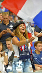 10.06.2016, Fussball EM-2016 Frankreich, Erffnungsspiel, Frankreich - Rumnien, im Stade de France in Paris. Weiblicher Fan von Frankreich schwenkt die Landesfahne.