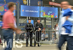10.06.2016, Fussball EM-2016 Frankreich, Erffnungsspiel, Frankreich - Rumnien, im Stade de France in Paris. Sicherheitskontrolle. Schwer bewaffnete Polizisten stehen am Zaun zum Stadioneingang.