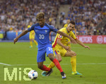 10.06.2016, Fussball EM-2016 Frankreich, Erffnungsspiel, Frankreich - Rumnien, im Stade de France in Paris. v.li: Kingsley COMAN (FRA) gegen Ovidiu HOBAN (ROU).