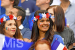 10.06.2016, Fussball EM-2016 Frankreich, Erffnungsspiel, Frankreich - Rumnien, im Stade de France in Paris. schne Franzsin mit Flagge auf den Wangen.
