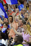 10.06.2016, Fussball EM-2016 Frankreich, Erffnungsspiel, Frankreich - Rumnien, im Stade de France in Paris. Die franzsischen Fans feiern ihre Mannschaft.