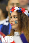 10.06.2016, Fussball EM-2016 Frankreich, Erffnungsspiel, Frankreich - Rumnien, im Stade de France in Paris. Die franzsischen Fans feiern ihre Mannschaft. Diese hbsche Frau hat sich die franzsische Flagge auf die Wangen gemalt.  
